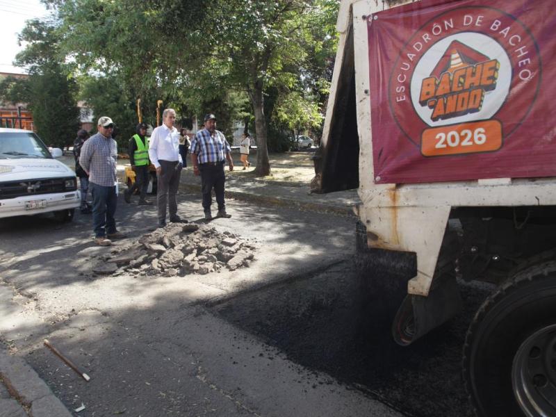 Supervisa Pepe Chedraui cuadrillas de bacheo en El&nbsp;Carmen